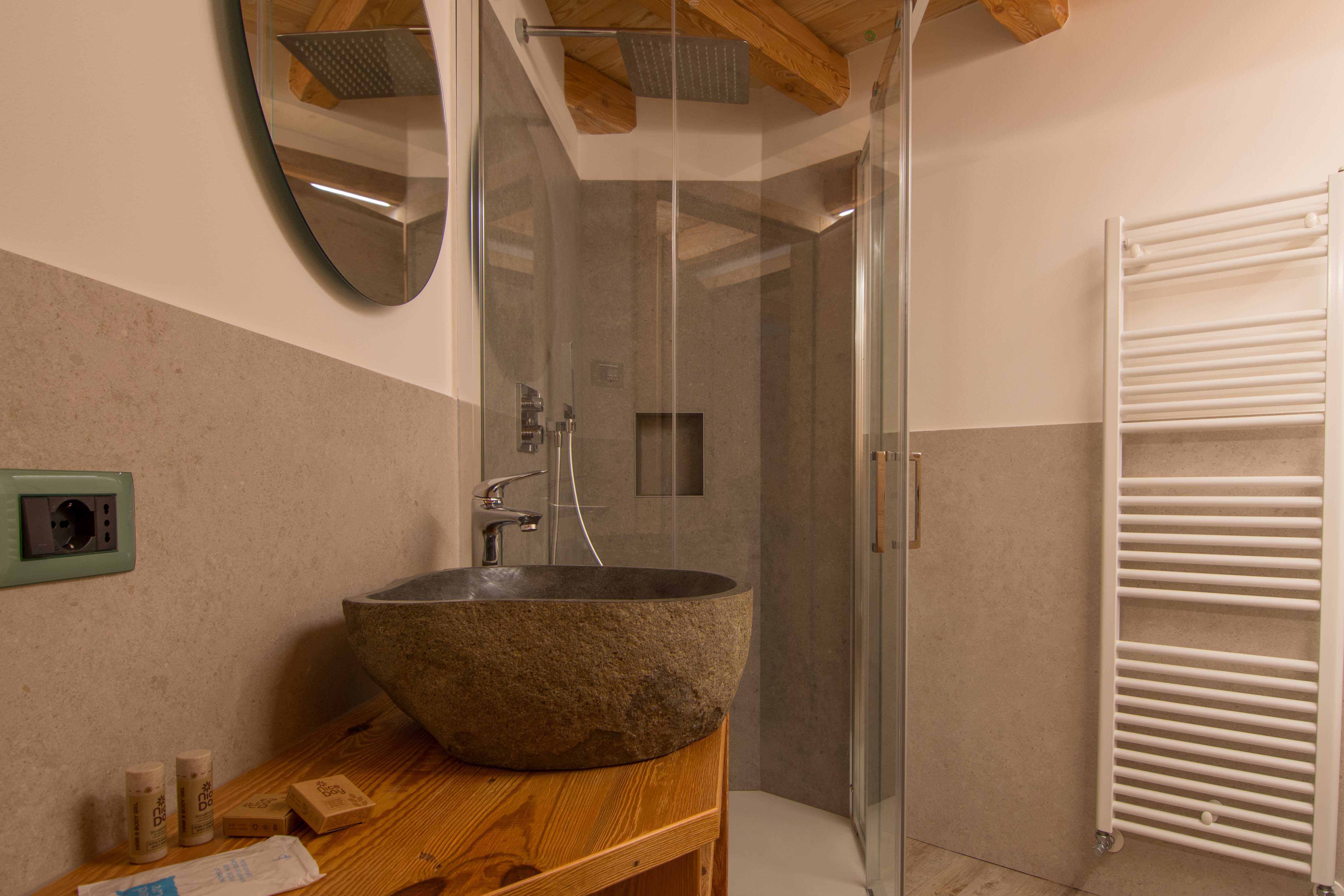 Camera Sorasu. Lussoso bagno con spazioso box doccia.